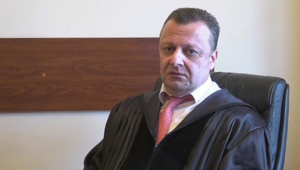 Ճանապարհային ոստիկանները տուգանային հրապարակ են տեղափոխել դատավոր Ալեքսանդր Ազարյանի որդու վարած ԲՄՎ ավտոմեքենան․ ասել են, որ իրենց ղեկավարի բանավոր հրահանգն են կատարում