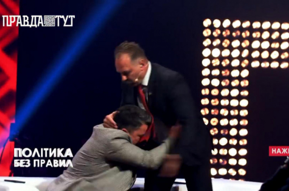 Депутата от правящей партии Украины избили в прямом эфире (видео)