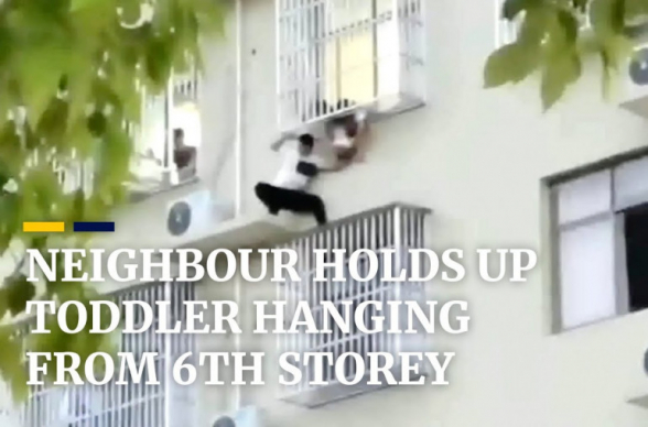 Չինաստանում տղամարդն իր կյանքը վտանգելով փրկել է 2-ամյա երեխայի կյանքը