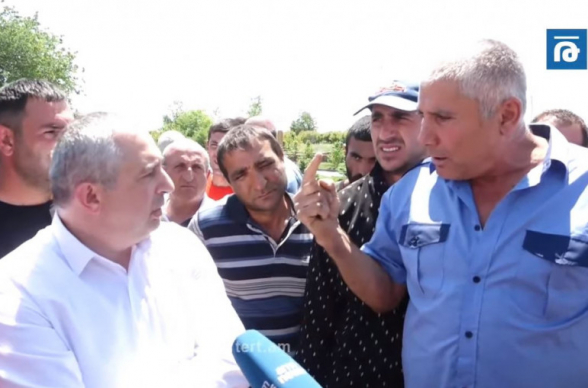 Եթե այնտեղ աշխատողները քնած են, ես պետք է միլիոններ տուժե՞մ․ Արմավիրի մարզի բնակիչները փակել էին Երևան–Արմավիր ճանապարհը, նշում էին՝ 7 օր է՝ ոռոգման ջուր չունեն (տեսանյութ)