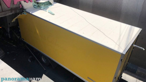 Բեռնատարը չի կարողացել մտնել Խանջյան փողոցի թունելներից մեկը (տեսանյութ)