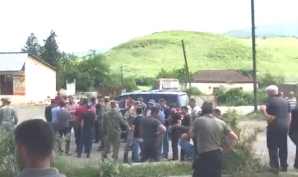 Կարմիր Շուկայի բնակիչները դուրս են եկել գլխավոր ճանապարհ, որտեղով անցնում է թշնամու ավտոշարասյունը (տեսանյութ)