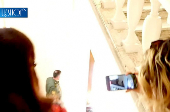 «Что вы чувствуете, когда унижают ваше войско?»: Артак Давтян не ответил на вопрос журналистов (видео)