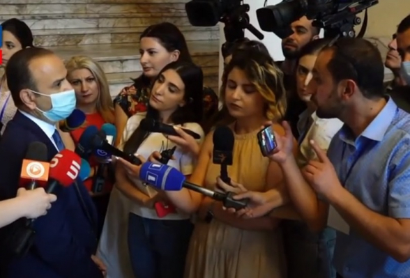 Главный комиссар по делам Диаспоры оскорбил задавшего ему вопрос журналиста (видео)