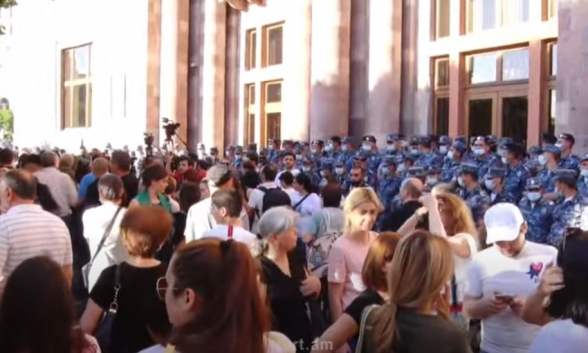 Акция протеста граждан перед зданием Правительства (прямой эфир)
