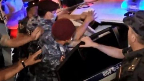 Полицейские применили силу против протестующих на проспекте Баграмяна: есть подвергнутые приводу