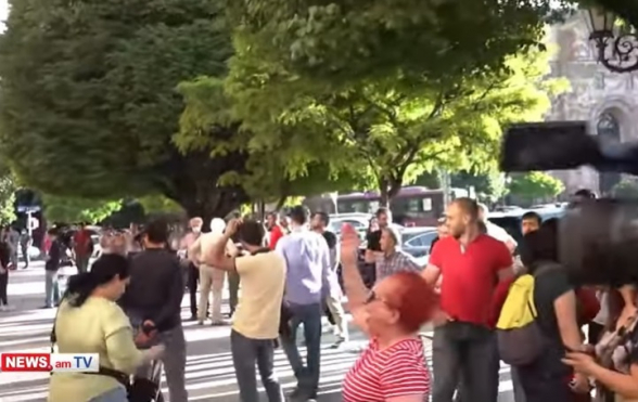 «Գնա, գնա Սյունիքը տուր, դավաճան, ամոթ քեզ». քաղաքացին՝ Սասուն Միքայելյանին