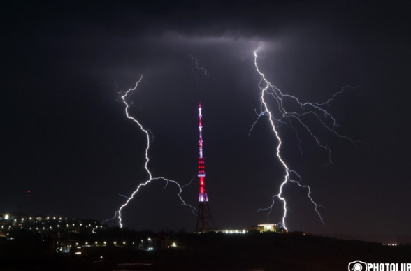 После ударов молнии в Ереване произошли отключения электричества