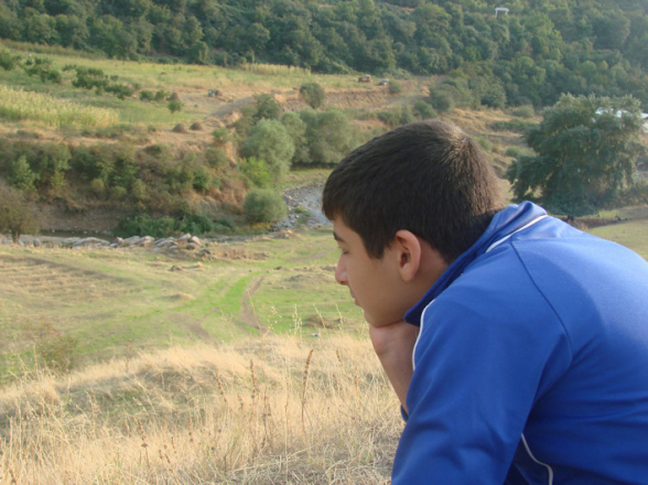Լուսանկարում Աբգարս է, նստած է այնտեղ, որտեղ ըստ Վահիկի և նիկոլի՝ ադրբեջանական հող է․ ձեռքներդ հեռու Տավուշից