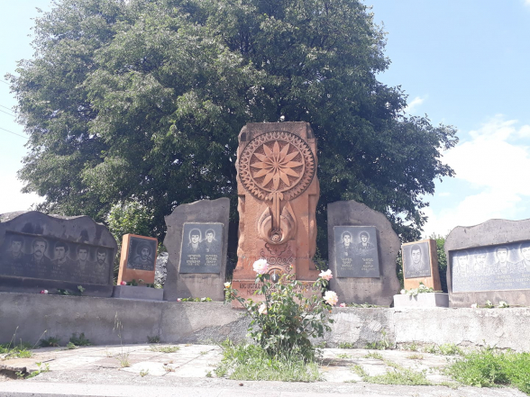 Ոչինչ չեմ ուզում անել, բայց Աբգարս գալիս, պարանոցիցս բռնում ու ասում է՝ հայրիկ, վեր կաց, հայրիկ լիքը գործեր ունեք անելու