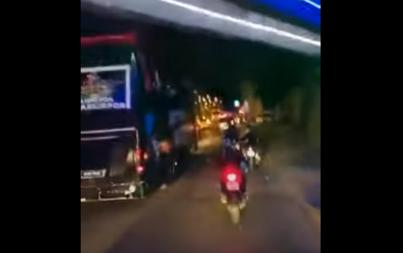 Футболист турецкого клуба выпал из автобуса во время праздничного парада (видео)