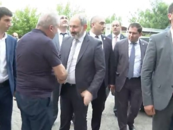 Пашиняна в Нубарашене встретили скандированиями «турок» и «предатель» (видео)