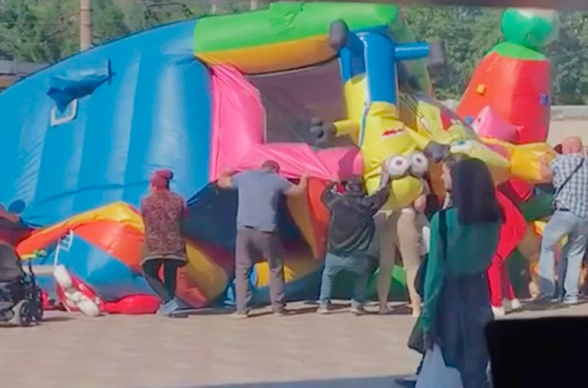В России сильный ветер подбросил в воздух батут с детьми: 2 ребенка пострадали (фото, видео)