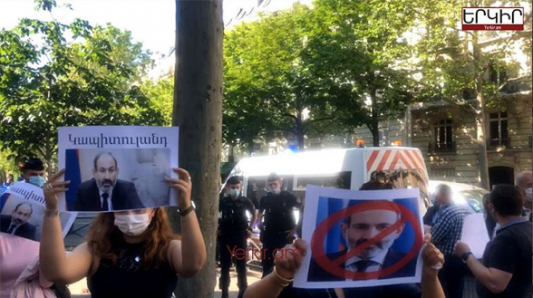 Ֆրանսիահայությունը բողոքի ցույցով է դիմավորել Փաշինյանին (տեսանյութ)
