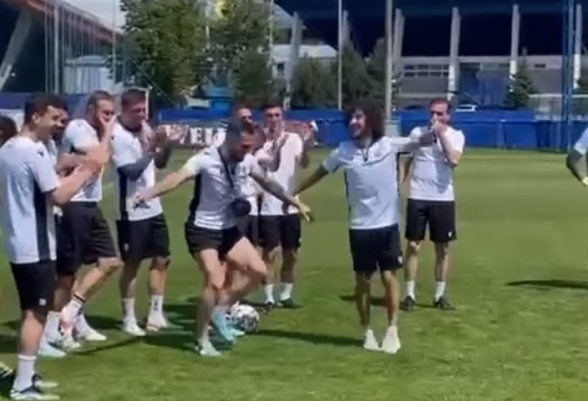 Футболисты сборной Армении станцевали перед тренировкой