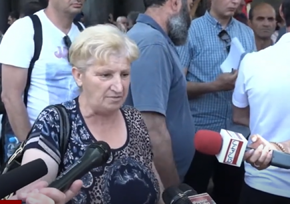 Անհետ կորածների և գերիների ծնողները ՌԴ դեսպանատան մոտ էին (տեսանյութ)