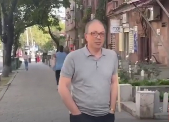 Ставший «жертвой» Никола чиновник с удовольствием прогуливается с «мойшаговскими» депутатами