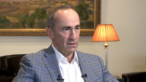 «Первый и самый главный шаг – это восстановить управляемость»: интервью Роберта Кочаряна газете «Коммерсантъ»