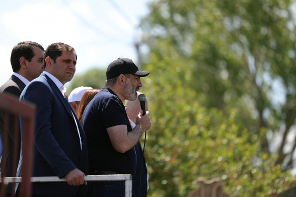 Փաշինյանի այցերի տեսարանն ապահովում են հատուկ հավաքագրված շրջիկ-աջակիցների միջոցով. «Հրապարակ»