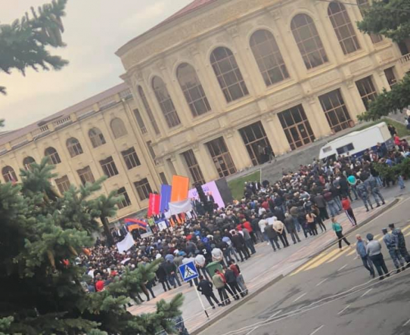 Գյումրիում մարդկանց բերում էին ավտոբուսներով ու հազիվ հավաքեցին մոտ 700 զոմբի, որ առանց հասկանալու ծափահարում էին հոգեկանի ամեն մի բարբաջանքի (տեսանյութ, լուսանկար)