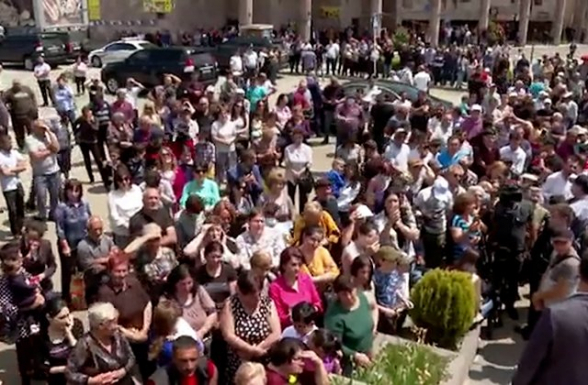 Շուրջ 60 գազել ու ավտոբուս «շրջիկ ցուցարարներ», դիպուկահարներ Սպիտակի կենտրոնում՝ Փաշինյանի նախընտրական քարոզարշավի ժամանակ (տեսանյութ)