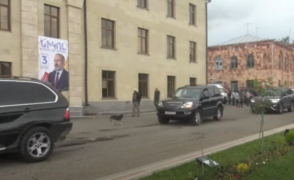 Լոռիում Փաշինյանին 10-ից ավելի մեքենա է ուղեկցում