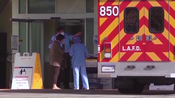 В США водитель протаранил толпу манифестантов, есть жертвы (видео)