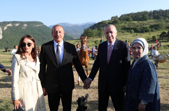 Անունը` «Հաղթանակ». Էրդողանին Շուշիում ղարաբաղյան ձի են նվիրել (տեսանյութ)