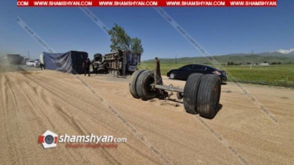 Արագածոտնի մարզում 25 տոննա ցորենով բարձված «Կամազը» կողաշրջվել է, ցորենը լցված է ողջ ճանապարհով