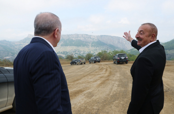 «Այնտեղ էլ հյուրանոց կլինի». Ալիևն Էրդողանին հեռվից ցույց է տվել Ստեփանակերտն ու խոսել «ապագա ծրագրերի» մասին (տեսանյութ)