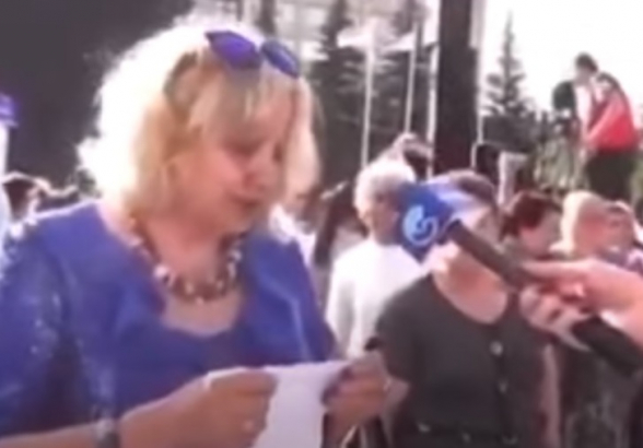 Сторонница Пашиняна отвечает на вопросы журналиста со шпаргалкой