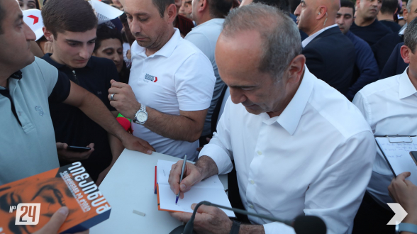 «Հայաստան» դաշինքի քարոզարշավի սիմվոլներից մեկն է դարձել Ռոբերտ Քոչարյանի գիրքը