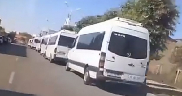 Մարտունիի ՔՊ գրասենյակի մոտ կայանած այս մեքենաները մարդկանց քիչ անց բերելու են Հանրապետության հրապարակ` Նիկոլ Փաշինյանի հավաքին մասնակցելու (տեսանյութ)