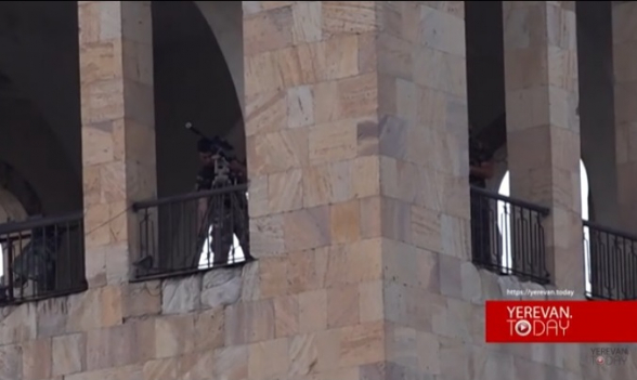 Митинг Пашиняна: множество полицейских, снайперов, плакатов на фоне немногочисленных участников