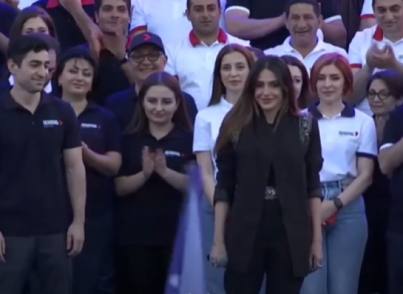 «Гини лиц»: Сирушо выступила на площади Республики