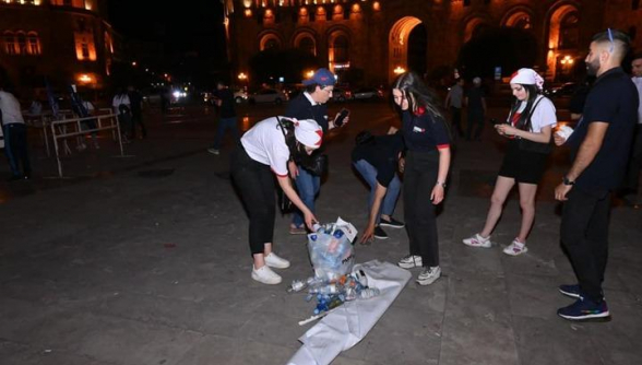 Представители молодёжного крыла блока «Айастан» убрали мусор, оставшийся после митинга на площади Республики (фото)