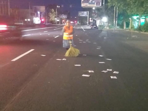 Նրանք այնքան են ատում մեր երկիրը, Երևանը, մեր մայրաքաղաքի մաքրությունն ապահովող մեր հայրենակիցներին, որ ողջ քաղաքի փողոցները ողողել էին այս թռուցիկներով