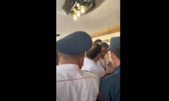 Наблюдатель зафиксировал, как представители «Гражданского договора» разгуливают по избирательным участкам