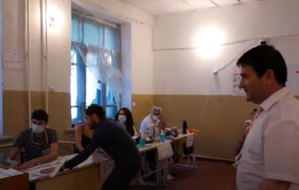 Из-за ветра бюллетени сдуло на пол