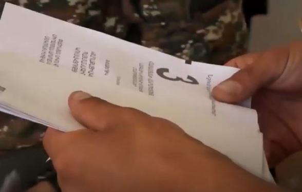 Վայոց ձորի մարզի Զառիթափ համայնքում այսպես են տվել քվեաթերթիկը զինվորներին