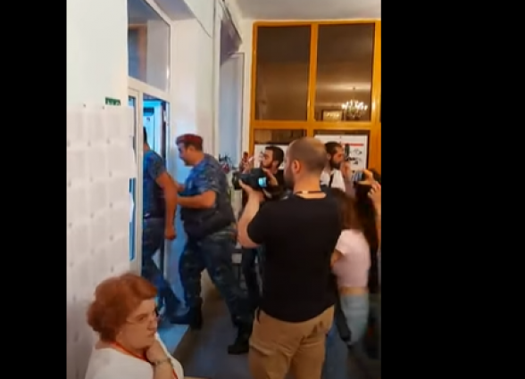 Полицейские вывели Даниела Иоаннисяна из избирательного участка