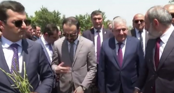 Авинян вытер руку после рукопожатия с Пашиняном