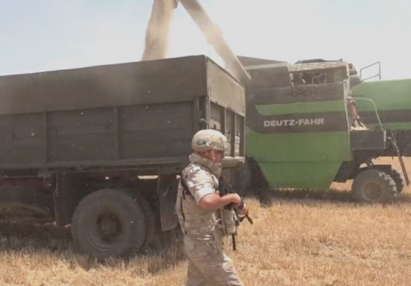 Миротворцы охраняют жителей карабахского Мартуни при сборе урожая пшеницы