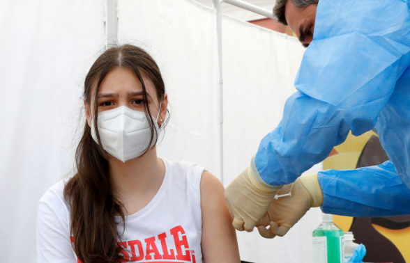 ВОЗ призвала прививать детей и подростков от коронавируса