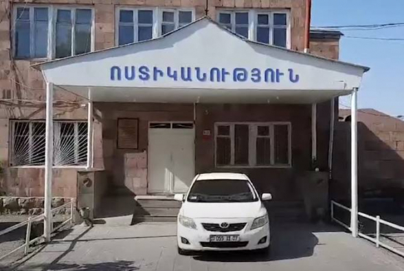 Վարդենիս քաղաքի 55-ամյա բնակիչը մեքենայից գողացել է գազային ատրճանակ և գումար