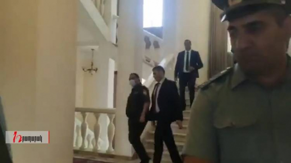 Փաշինյանը և ոստիկանապետը ճողոպրեցին լրագրողների հարցերից (տեսանյութ)