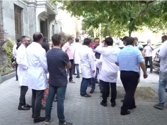 Բժիշկները պահանջում են ազատ արաձակել պրոֆեսոր Արմեն Չարչյանին․ ակցիա (տեսանյութ)