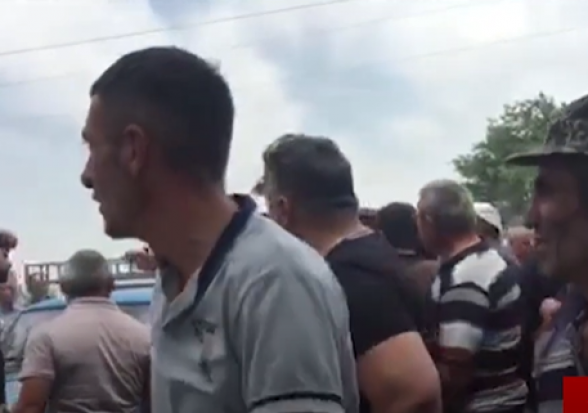 «Нет оросительной воды»: армавирцы перекрыли автотрассу Ереван-Армавир (видео)