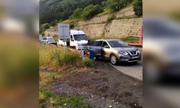 Полицейские перекрыли трассу Иджеван-Ереван для проезда кортежа Пашиняна (видео)