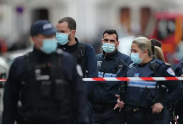 Гражданин Франции сдал в полицию найденные в статуэтке слона 85 тысяч евро